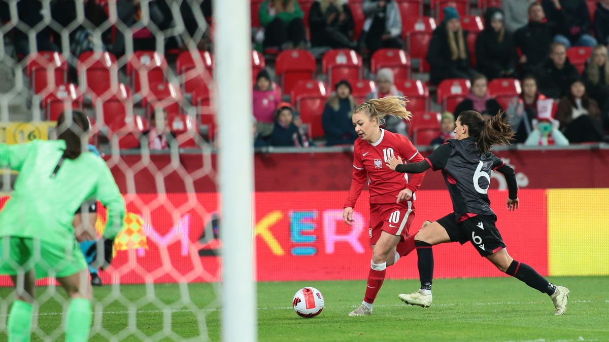 WP SportoweFakty / Tomasz Kudala / Na zdjęciu: Weronika Zawistowska (z lewej) w walce z Sarą Maliqi (z prawej)