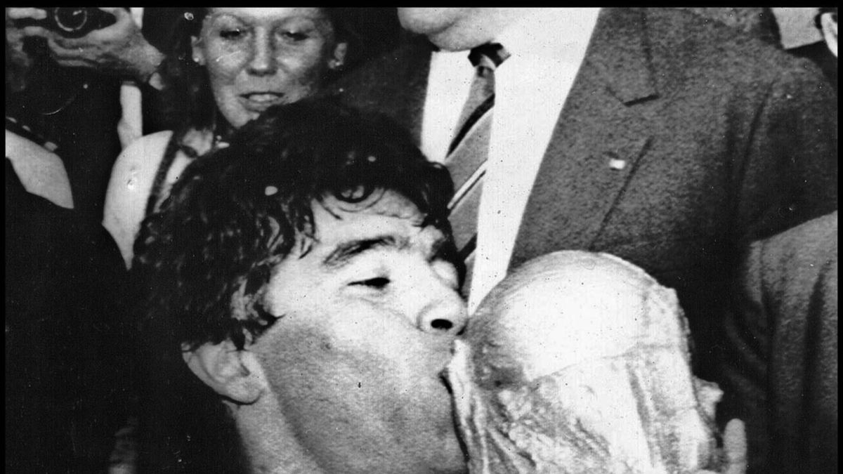 Zdjęcie okładkowe artykułu: PAP/EPA / DyN / Na zdjęciu: Diego Maradona, z pucharem za zdobycie mistrzostwa świata w 1986 roku