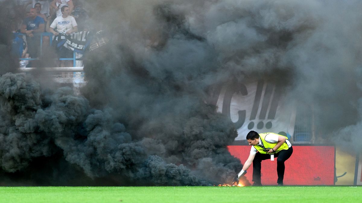 Kibice Lecha Poznań rzucający race dymne podczas meczu grupy mistrzowskiej ostatniej kolejki sezonu Ekstraklasy z Legią