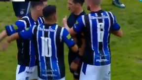 Liga argentyńska. Faul za faulem, sędzia uderzył piłkarza, a to wszystko w 40 sekund (wideo)