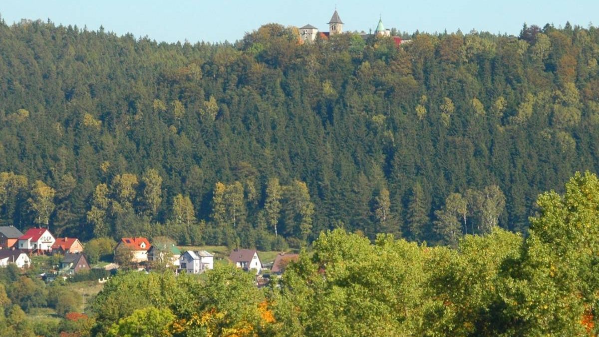 Szczytna oraz zamek "Leśna Skała"