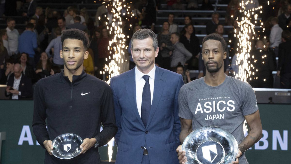 PAP/EPA / KOEN SUYK / Na zdjęciu: Felix Auger-Aliassime (z lewej) i Gael Monfils (z prawej), finalista i mistrz ABN AMRO World Tennis Tournament 2020