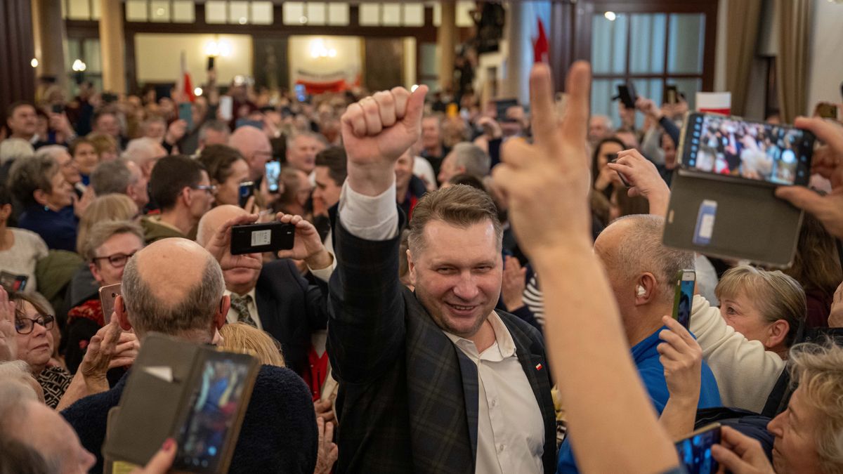 Wrocław, 28.01.2024. Poseł PiS Przemysław Czarnek (C) podczas spotkania z mieszkańcami w ramach akcji "Bądźmy Razem" we Wrocławiu, 28 bm. (sko) PAP/Maciej Kulczyński