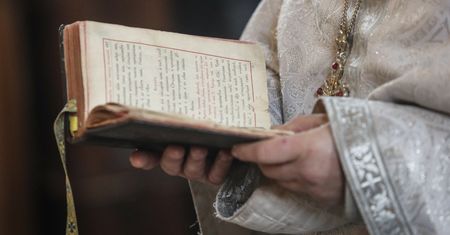 Grecja. Prawosławny ksiądz oblał siedmiu biskupów kwasem