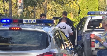 Matka utopiła dwójkę małych dzieci w szambie.