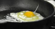 Przekrój czosnek i zrób nim kółko na patelni. Gdy wbijesz jajko, oniemiejesz