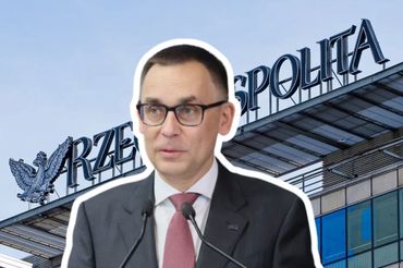 Wojciech Kuśpik na tle siedziby Gremi Media, fot. mat. prasowe