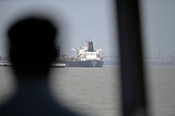 Oto kto zyskuje na wojnie USA i Izraela. BBC wskazało sektory. Są wśród nich banki
