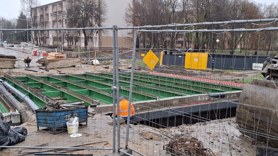 Kierowcy nadal nie pojadą odcinkiem ulicy Chrobrego w Radomiu, budowa mostu sprawia problem