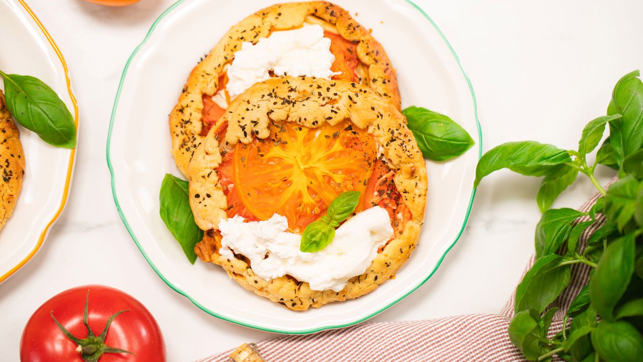 Rustykalne galette z pomidorami i serkiem. Smak lata na kruchym cieście