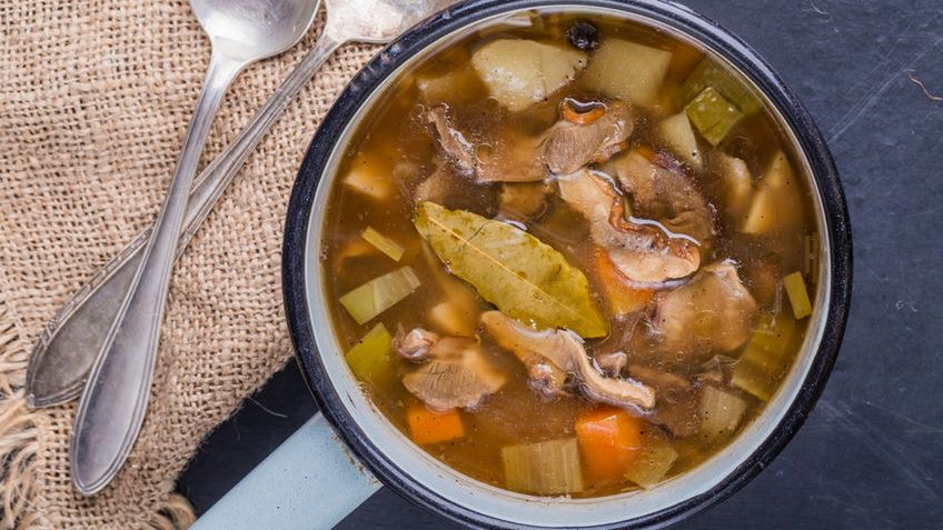 Zupa grzybowa z wołowiną przygotowana z dodatkiem wody 1:1