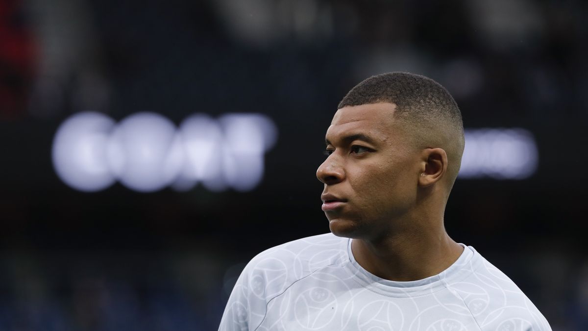 PARIS, FRANCE - MAY 13: Kylian Mbappe #7 of Paris Saint-Germain warms up before the Ligue 1 match between Paris Saint-Germain and AC Ajaccio at Parc des Princes on May 13, 2023 in Paris, France. (Photo by Catherine Steenkeste/Getty Images)