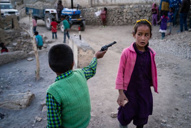 Zabawa dzieci w Indiach, gdzie 65 proc. mężczyzn uważa, że przemoc wobec kobiet jest dozwolona, 3 sierpnia 2019
