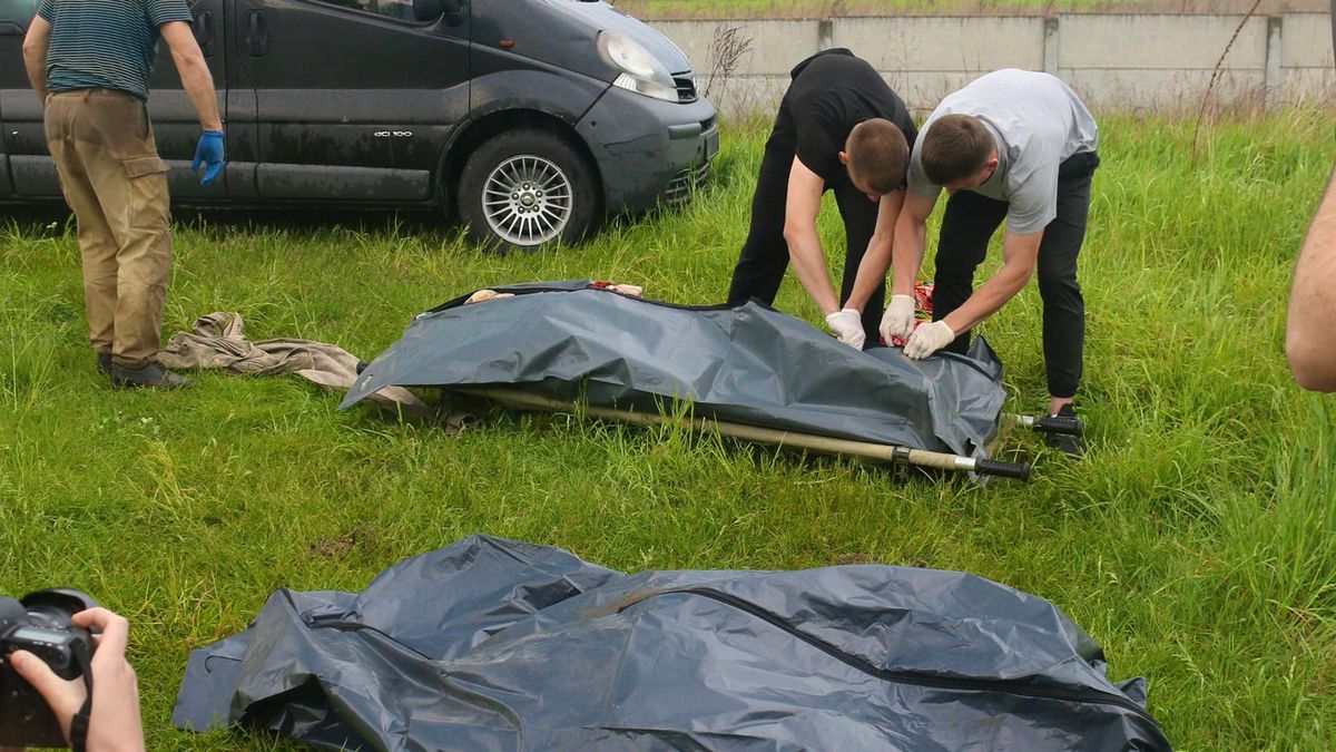 Policja znalazła w okolicach Buczy kolejny masowy grób 