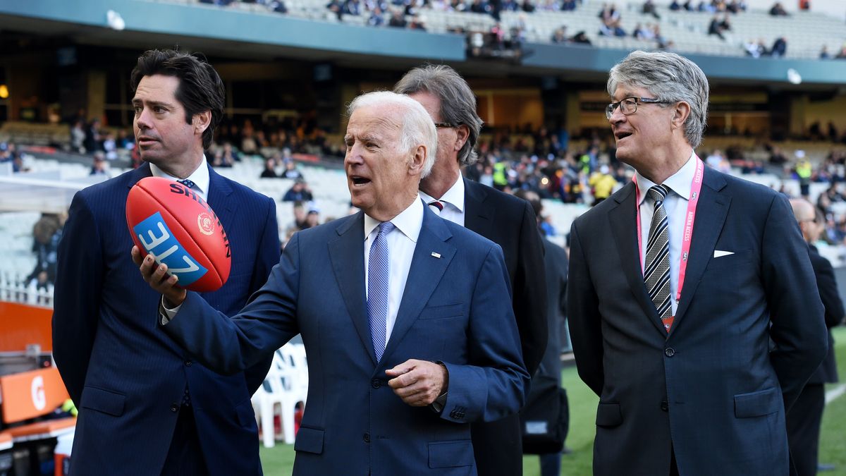 Zdjęcie okładkowe artykułu: Getty Images / Tracey Nearmy - Pool / Joe Biden (na zdjęciu podczas wizyty w Australii) nie zapomina o sporcie. Często spotyka się z zawodnikami, trenerami, odwiedza stadiony.