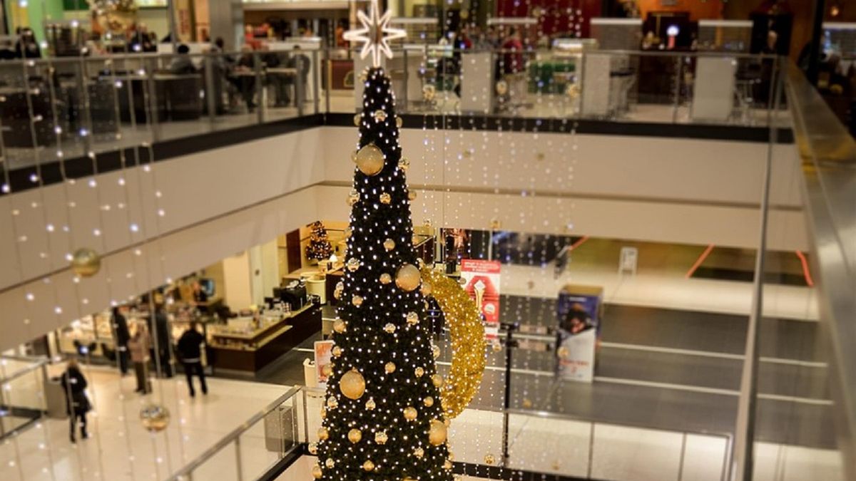 Galeria handlowa ze świątecznymi dekoracjami