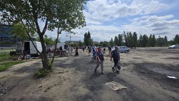 Poznań: Niedzielny Targ przeniósł się na Baraniaka. Sprzedawcy czekali, ale klientów jak na lekarstwo