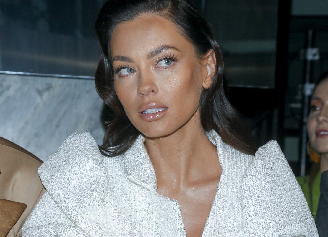 Włożyła cekinową suknię. Aż zapiera dech