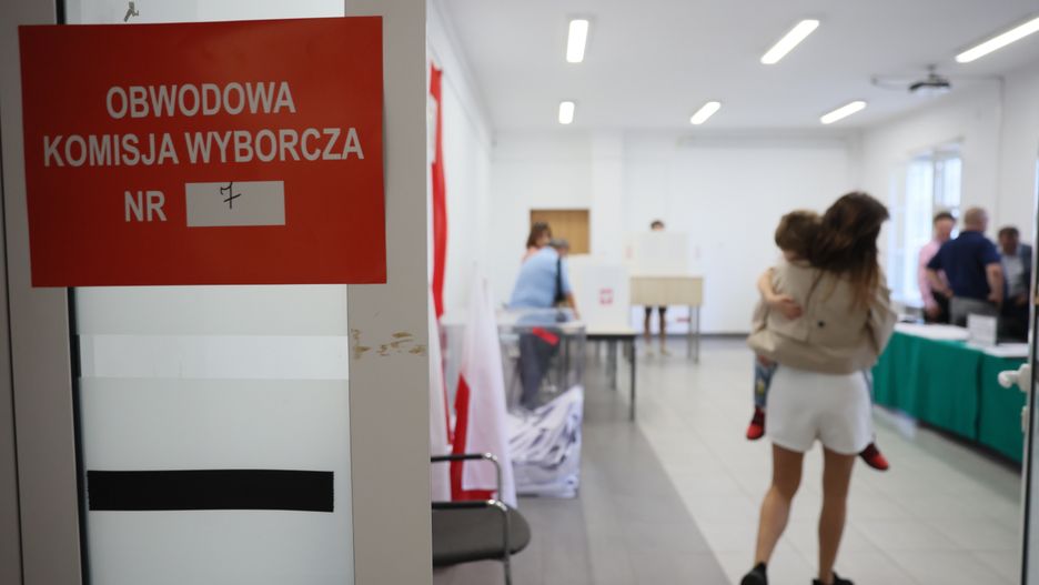 Warszawa, 07.04.2024. Wybory samorządowe 2024. Głosowanie w lokalu wyborczym w Centrum Pomocy Społecznej przy Konwiktorskiej 3/5 w Warszawie, 7 bm. Trwa głosowanie w wyborach samorządowych. Do jego zakończenia obowiązuje cisza wyborcza. (jm) PAP/Leszek Szymański