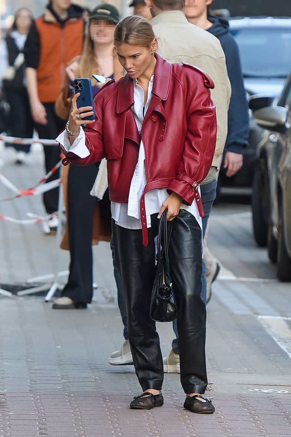 Maja Bohosiewicz robi zdjęcia przed swoim butikiem