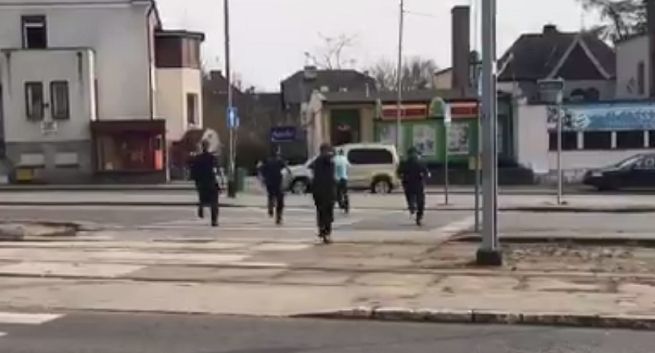 Nożownik zaatakował dziennikarzy przed prokuraturą w Szczecinie