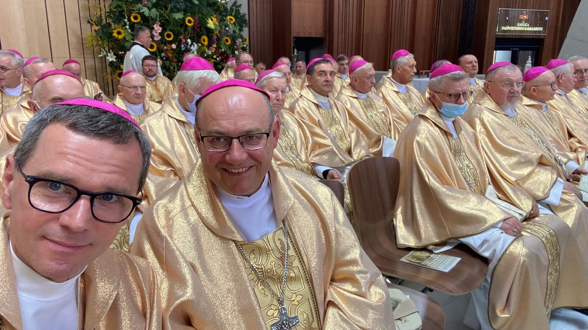 Biskup wrzucił do sieci kontrowersyjne zdjęcie 