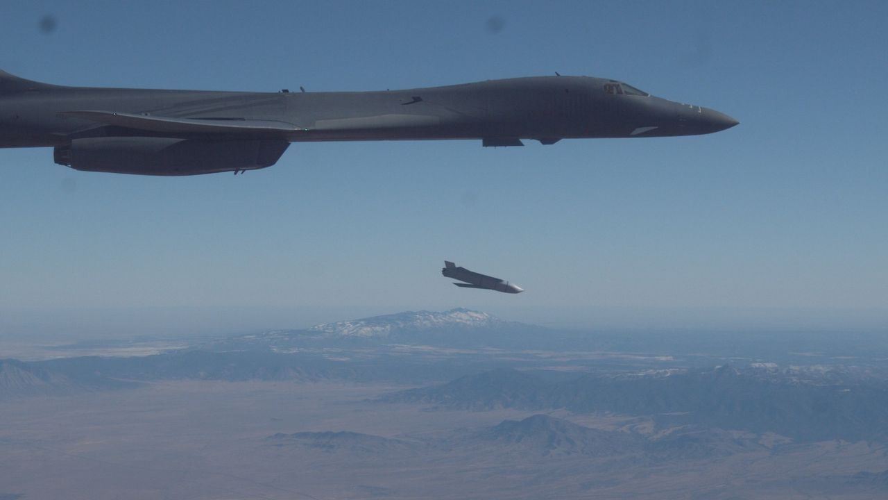 B-1B Lancer zrzucił pocisk taktyczny typu "Stealth". Amerykanie ogłosili sukces - B-1B Lancer to jeden z najbardziej intrygujących projektów USA