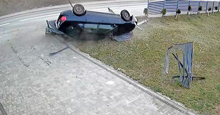 Audi staranowało ogrodzenie. Groźny moment zarejestrowała kamera