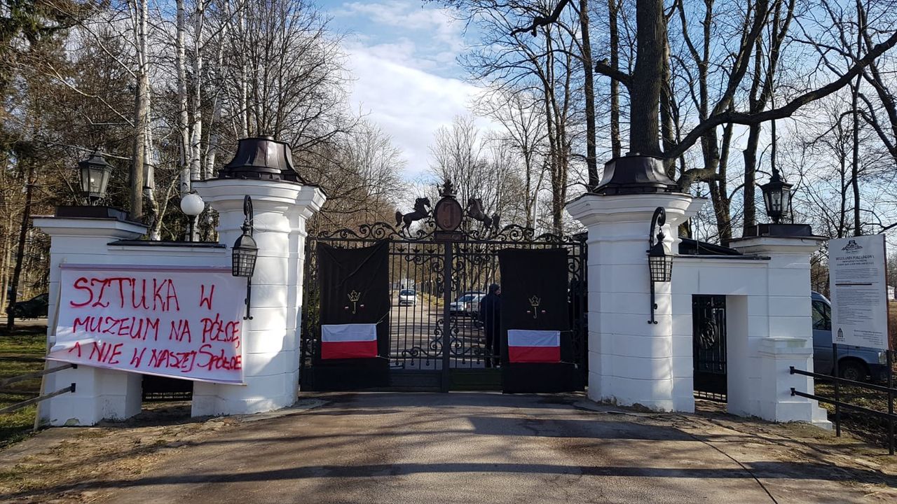 Pracownicy stadniny w Janowie Podlaskim pilnują bramy. Nie wpuszczą nowej prezes