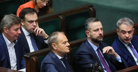 Najnowszy sondaż partyjny. Spadek poparcia u KO i PiS