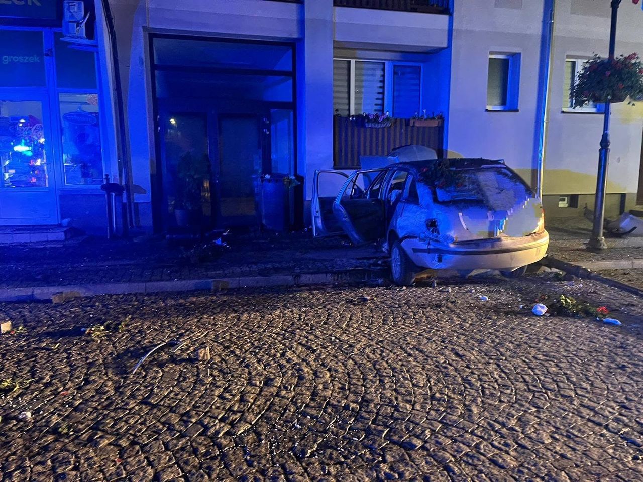 Pijany 19-latek wjechał Skodą w blok. Auto zatrzymało się centymetry od balkonu