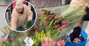 Sprzedaje tulipany na ulicy. "Przy życiu trzymają mnie ludzie i praca"