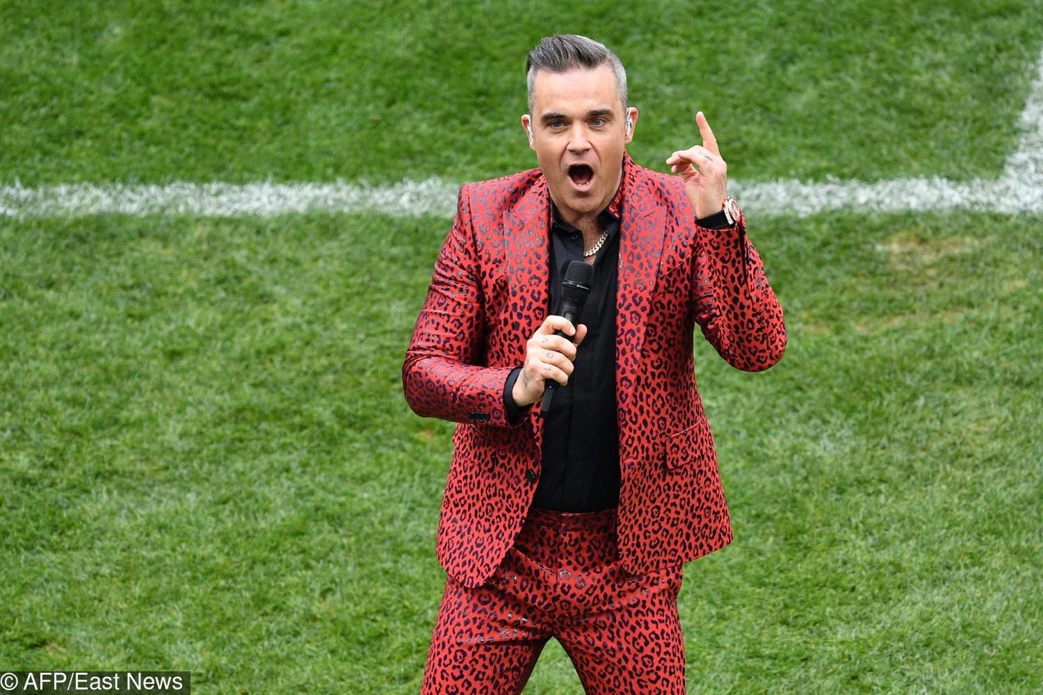 Robbie Williams pokazał "fuck you" na otwarciu Mundialu 2018