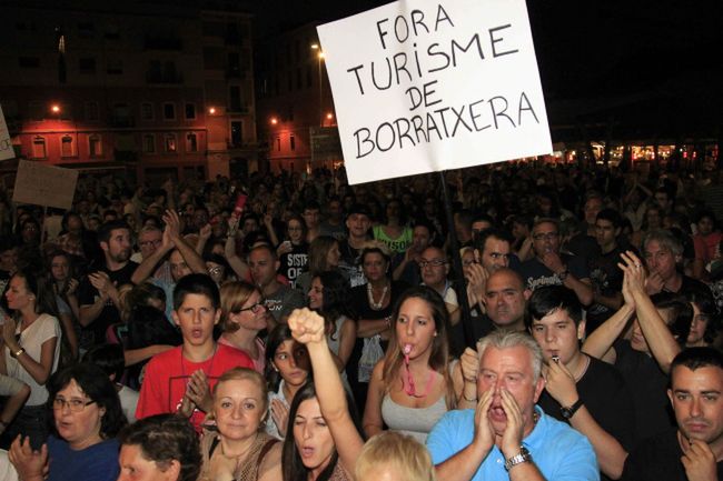 Wakacje w Hiszpanii. Barcelona walczy z pijanymi turystami