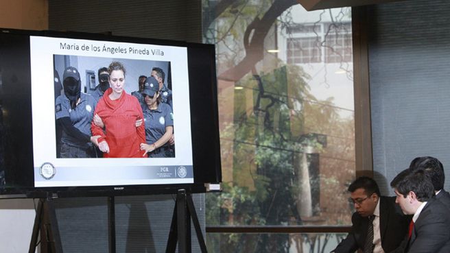 Konferencja prasowa ze zdjęciami z aresztowania Marii de los Angeles Pineda, żony burmistrza Iguali