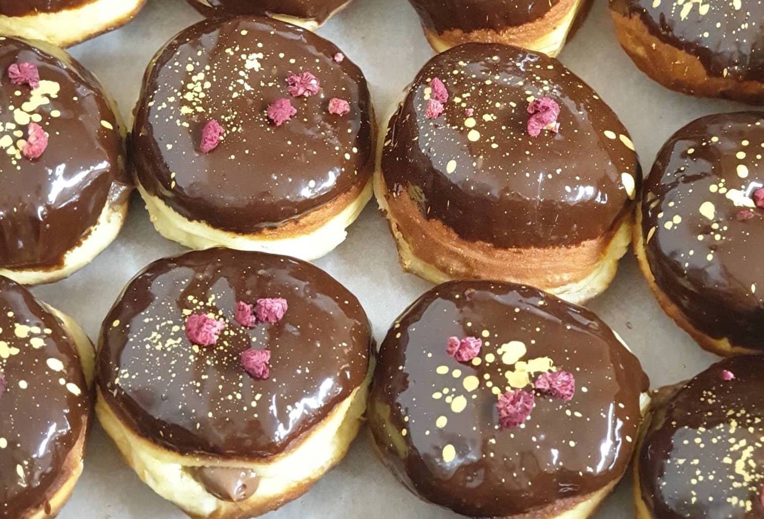 Pączki oblane czekoladą z liofilizowanymi malinami