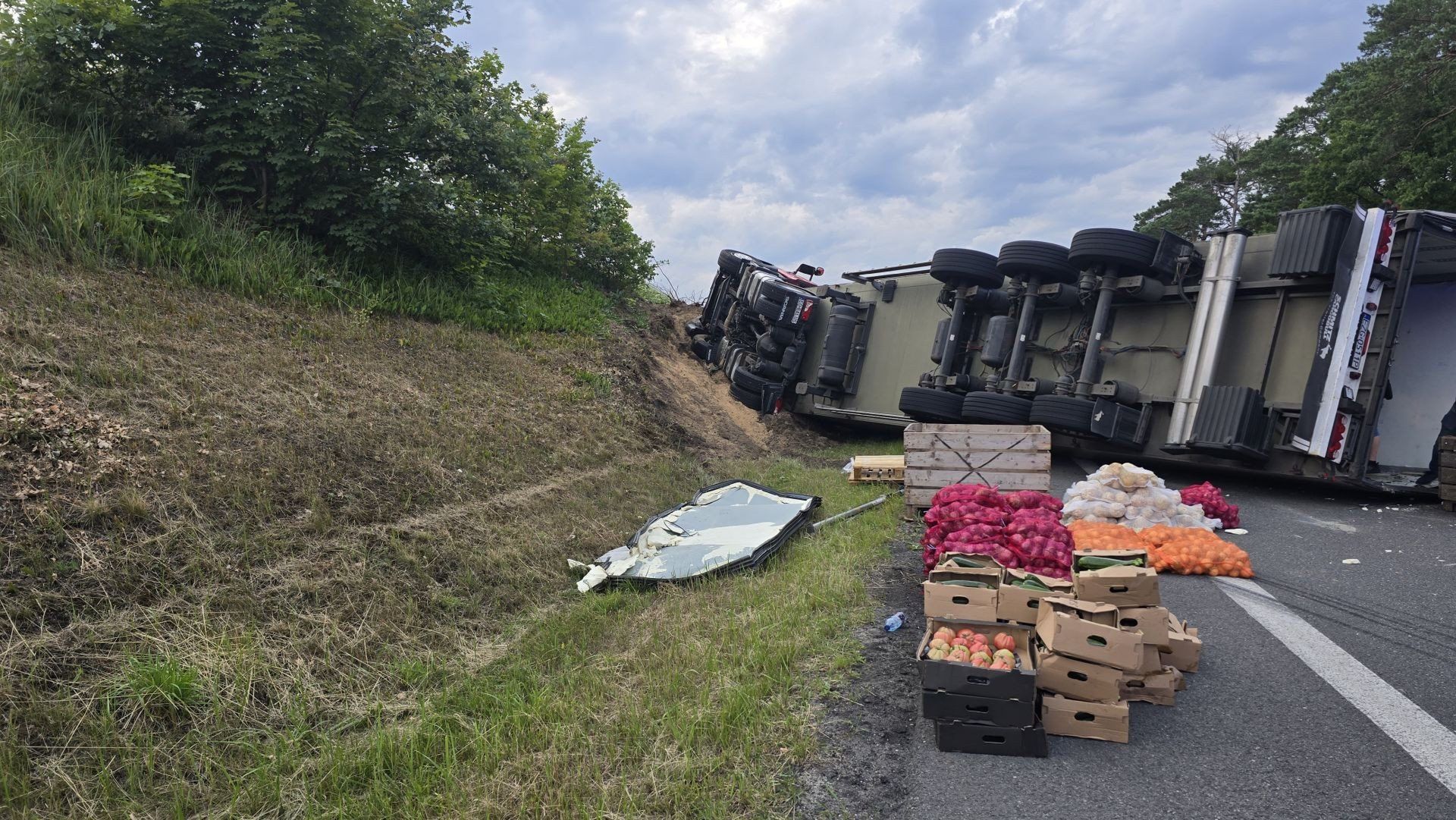 Wypadek na 206. kilometrze DK 91, w miejscowości Otłoczyn, ciężarówka wypadła z drogi.