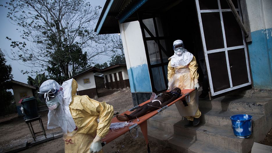 Na zdjęciu pacjent zakażony wirusem Lassa przenoszony na oddział izolacyjny w marcu 2014 roku w Sierra Leone 
