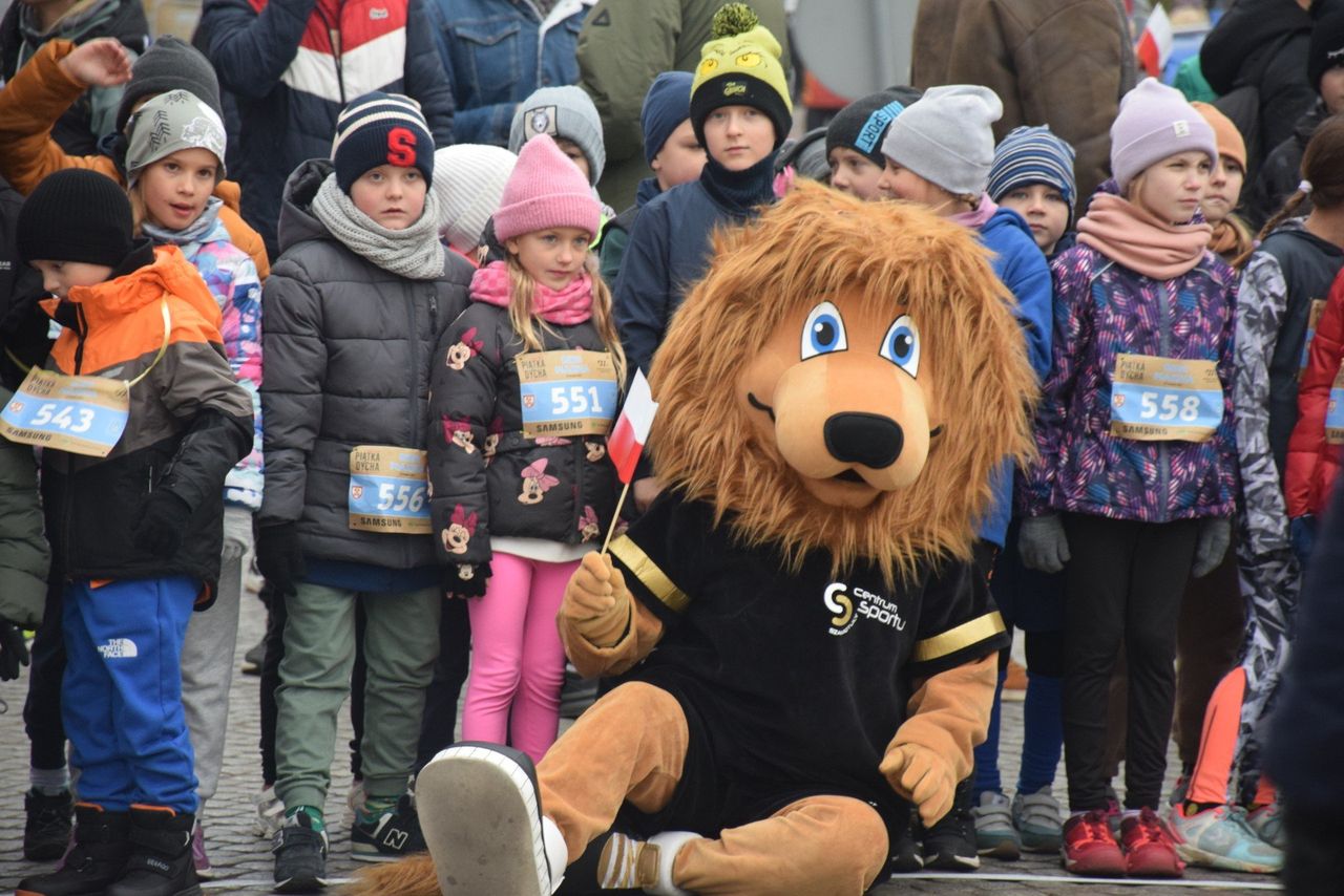 Szamotuły: Bieg im. ppłk. Maksymiliana Ciężkiego. Starty dzieci i młodzieży