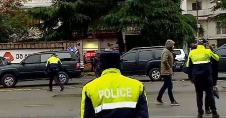 Gruzja. Uzbrojony mężczyzna przetrzymuje zakładników. Trwa akcja policyjna