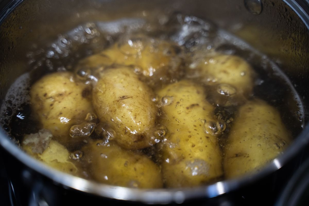 Dodaj do gotujących się ziemniaków ważny składnik