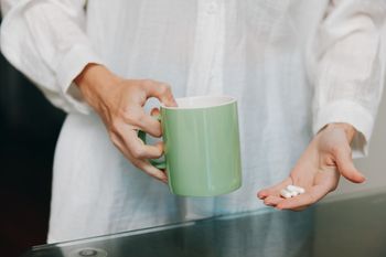 Masz niedoczynność tarczycy? Uważaj, kiedy pijesz kawę