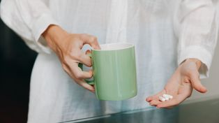 Masz niedoczynność tarczycy? Uważaj, kiedy pijesz kawę