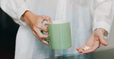 Masz niedoczynność tarczycy? Uważaj, kiedy pijesz kawę