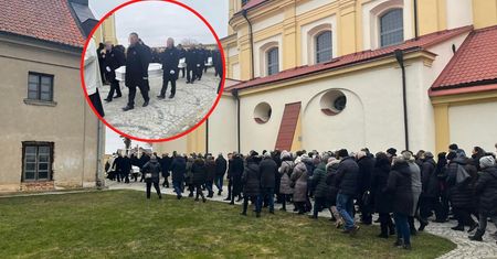 "Nigdy nie widziałam tylu trumien naraz". Pogrzeb po rodzinnej tragedii w Choroszczy