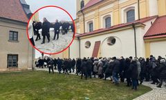 "Nigdy nie widziałam tylu trumien naraz". Pogrzeb po rodzinnej tragedii w Choroszczy
