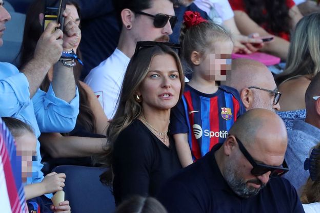 Anna Lewandowska z wystrojoną w barwy katalońskiego klubu córką ENTUZJASTYCZNIE kibicują Robertowi podczas meczu (ZDJĘCIA)