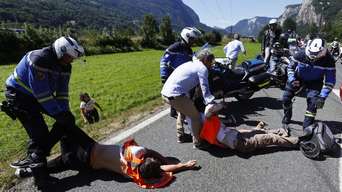 Zdjęcie okładkowe artykułu: PAP/EPA / GUILLAUME HORCAJUELO / Protest aktywistów podczas 10. etapu Tour de France