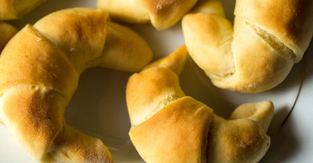 Najlepszy przepis na maślane rogaliki. Wychodzą mięciutkie jak gąbeczka