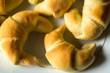 Najlepszy przepis na maślane rogaliki. Wychodzą mięciutkie jak gąbeczka